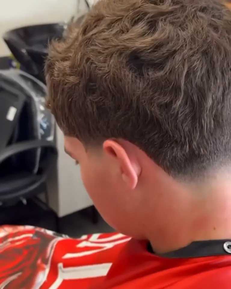 Detailing a razor-sharp neckline at the end of a haircut